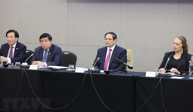 越南政府总理范明正与新西兰企业举行座谈会。（图片来源：越通社）