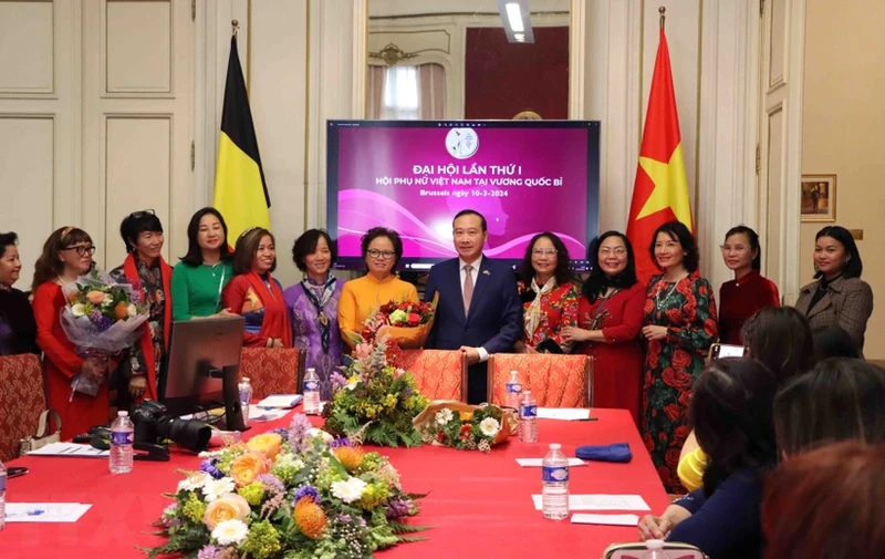 越南驻比利时大使阮文草同旅比越南妇女协会执行委员会成员合影。（图片来源：越通社）