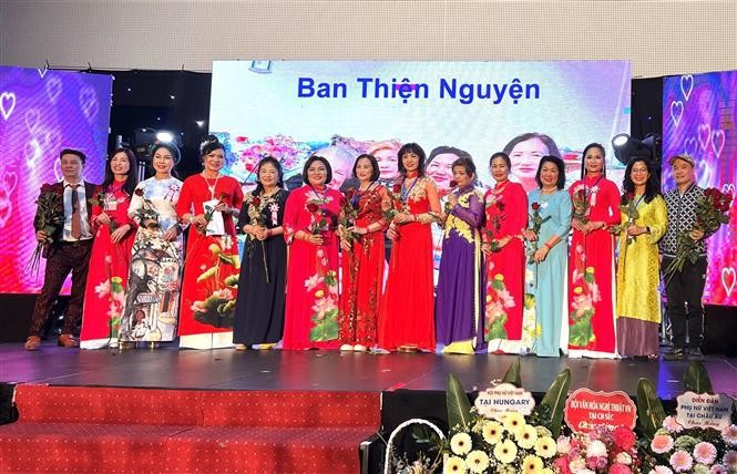 旅居德国越南妇女联合会的志愿者委员会亮相仪式。（图片来源：越通社）