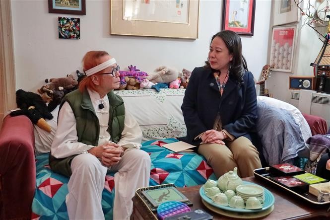 越南国家副主席武氏映春走访慰问越南亲密朋友、左翼人士梅尔·拉特纳女士的家属。（图片来源：越通社）