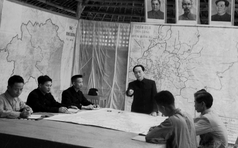 越南人民军总参谋部研究作战计划。（图片来源：越通社）