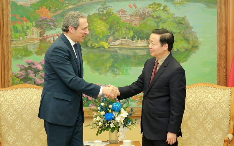 越南政府副总理陈红河和空客直升机公司执行副总裁奥利维尔·米卡隆。（图片来源：VGP）