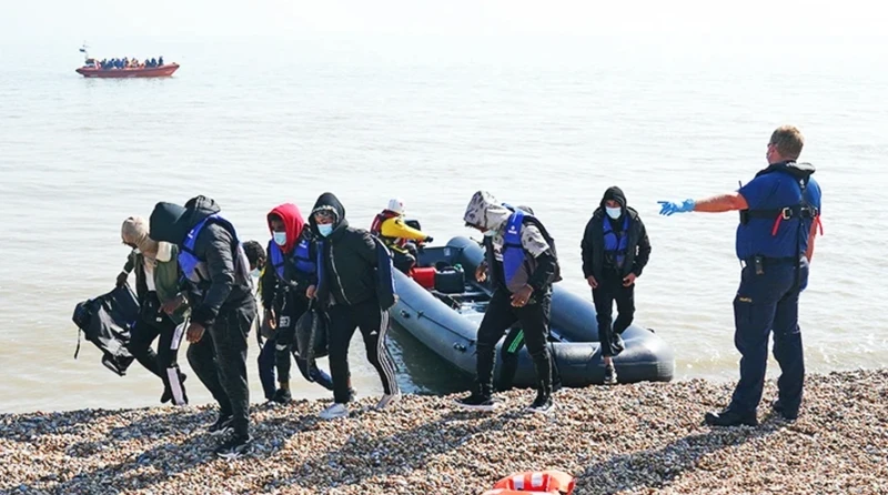 一群移民被发现非法进入英国。 （图片来源：BBC）