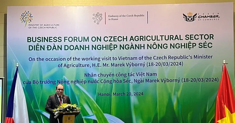 捷克农业部长马雷克·维博尼在论坛上发表讲话。（图片来源：越通社）
