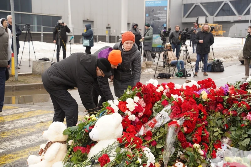众多民众带着鲜花前往音乐厅附近祭典遇难者。