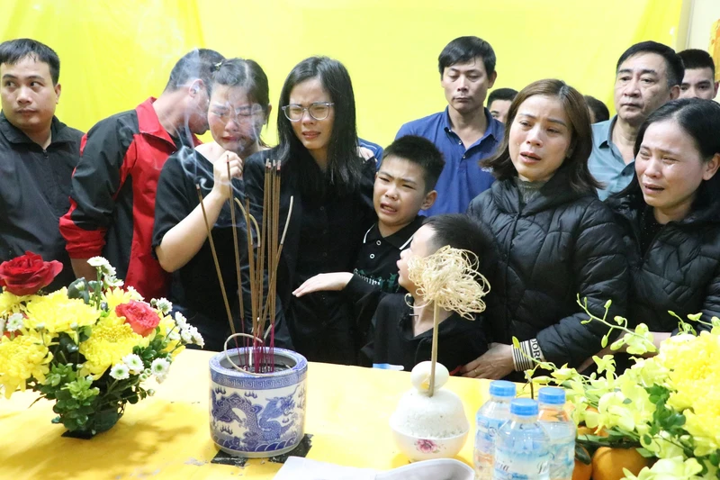 遇难者邓维坚的遗体告别仪式。