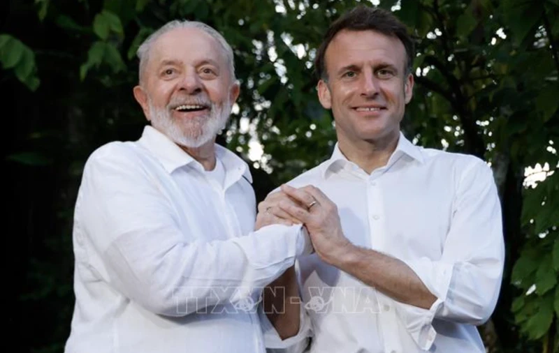 法国总统埃马纽埃尔·马克龙和巴西总统卢拉·达席尔瓦。（图片来源：法新社/越通社）