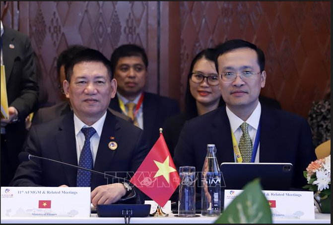 越南财政部长胡德福、国家银行副行长范光勇率越南代表团出席会议。（图片来源：越通社）