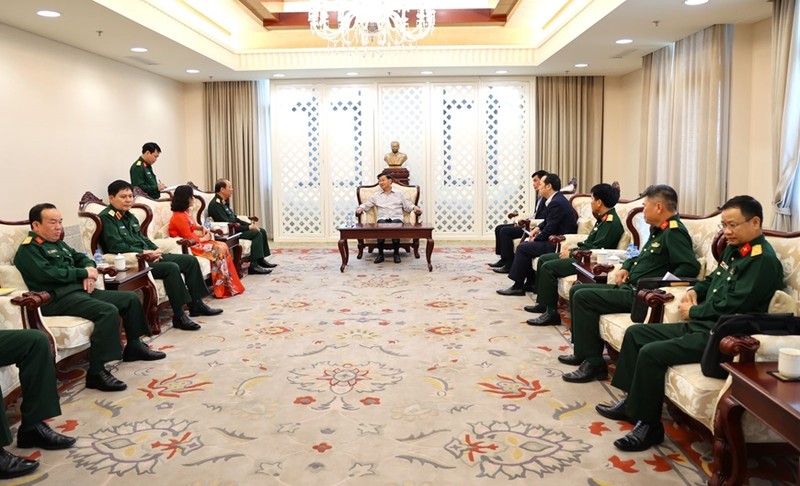 第四军区司令部工作代表团拜访老挝人民革命党中央委员会总书记、国家主席通伦•西苏里。（图片来源：人民军队报）