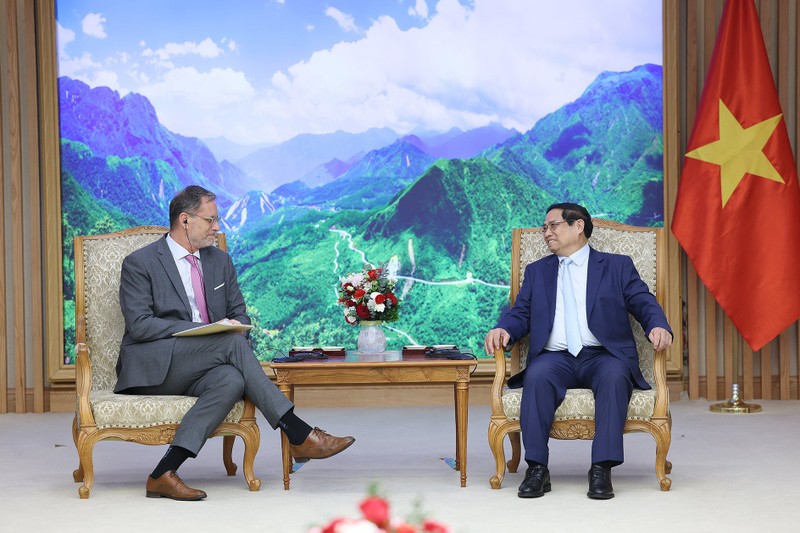越南政府总理范明正会见法国新任驻越南大使奥利维尔·布罗谢。