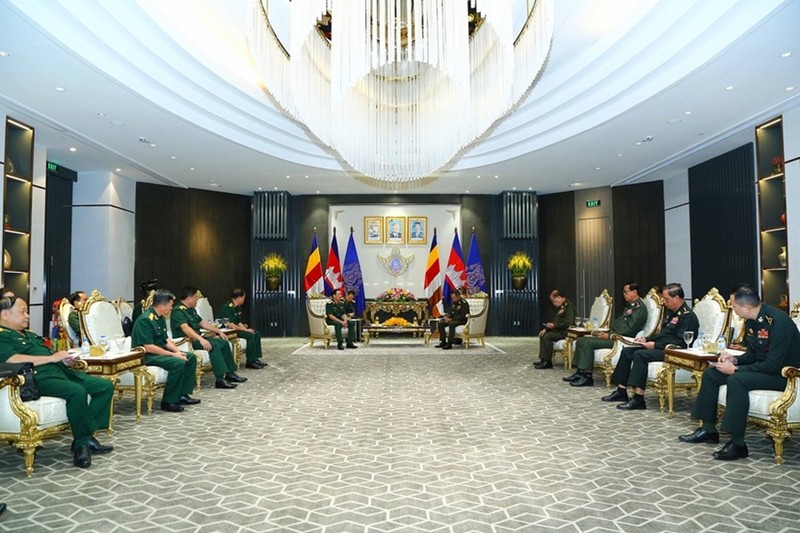 第七军区工作代表团拜访柬埔寨政府副总理、国防部长。（图片来源：越通社）