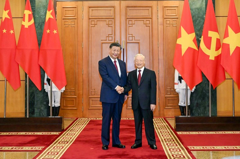 越共中央总书记阮富仲和中共中央总书记、中国国家主席习近平合影。