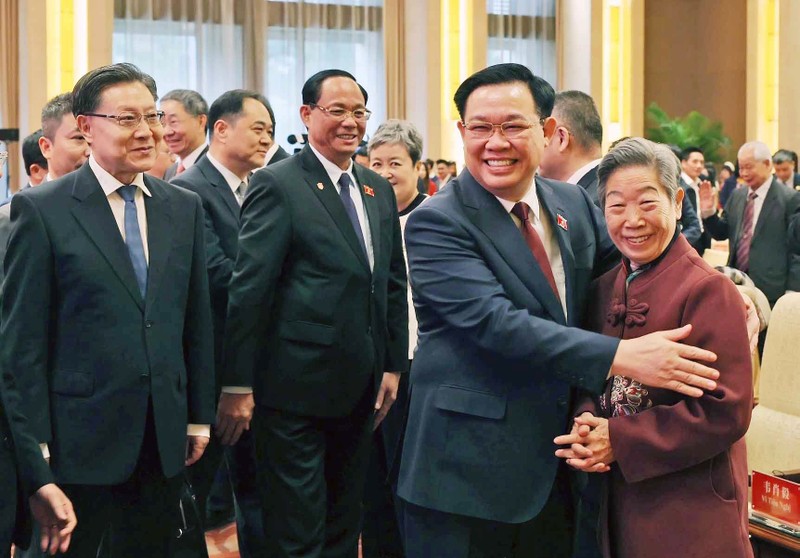 越南国会主席王廷惠出席越中人民友好见面会。
