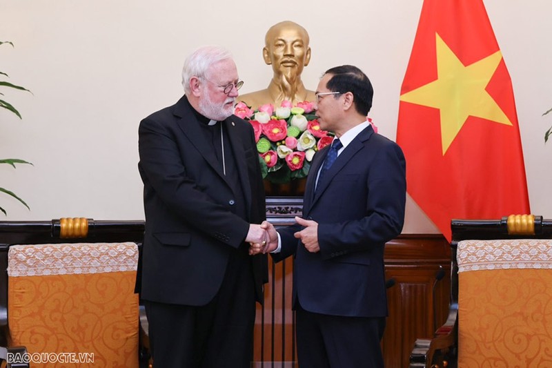 越南外交部部长裴青山和梵蒂冈外交部长加拉格尔。（图片来源：国际报）