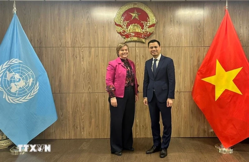 越南常驻联合国代表团团长邓黄江大使和联合国儿童基金会驻越南代表处首席代表花楠。（图片来源：越通社）