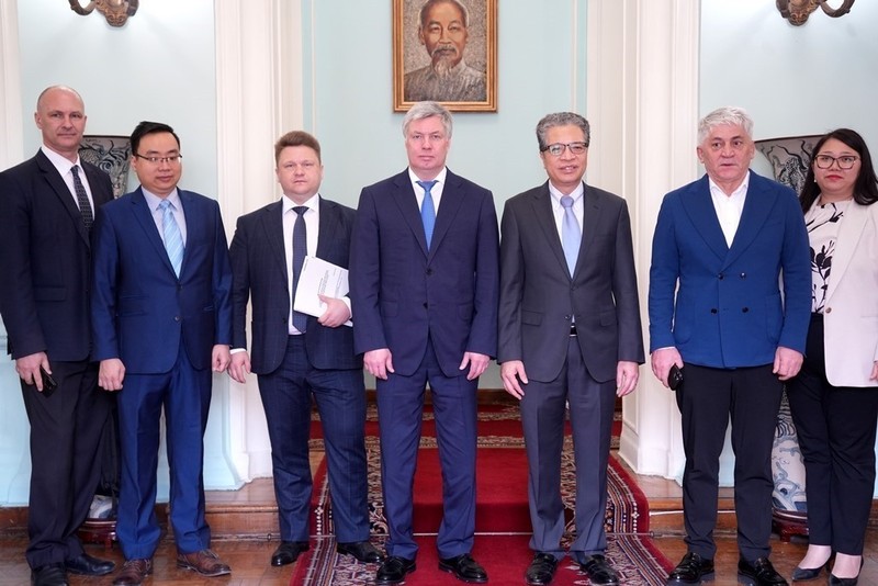 俄罗斯乌里扬诺夫斯克州代表团与越南驻莫斯科大使邓明魁（右三）合影。（图片来源：越通社）