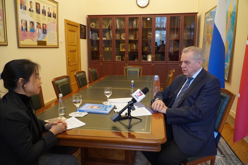 俄罗斯圣彼得堡市外交委员会主任叶夫根尼·格里戈里耶夫接受采访。（图片来源：越通社）