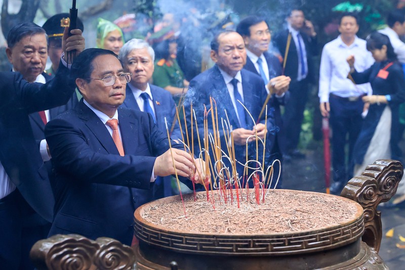 越南政府总理范明正上香，缅怀各位雄王。
