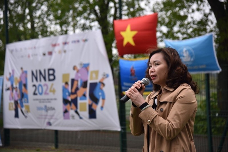 越南驻法国公使衔参赞潘氏金燕发表讲话。（图片来源：越通社）