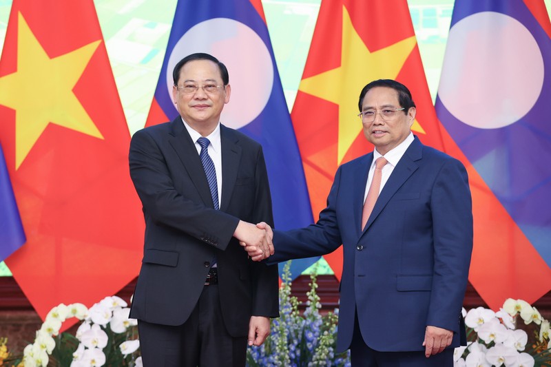 越南政府总理范明正会见老挝总理宋赛·西潘敦。（图片来源：VGP）