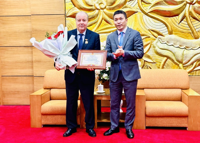 阿尔及利亚驻越南大使荣获“致力于各民族和平与友谊”纪念章。