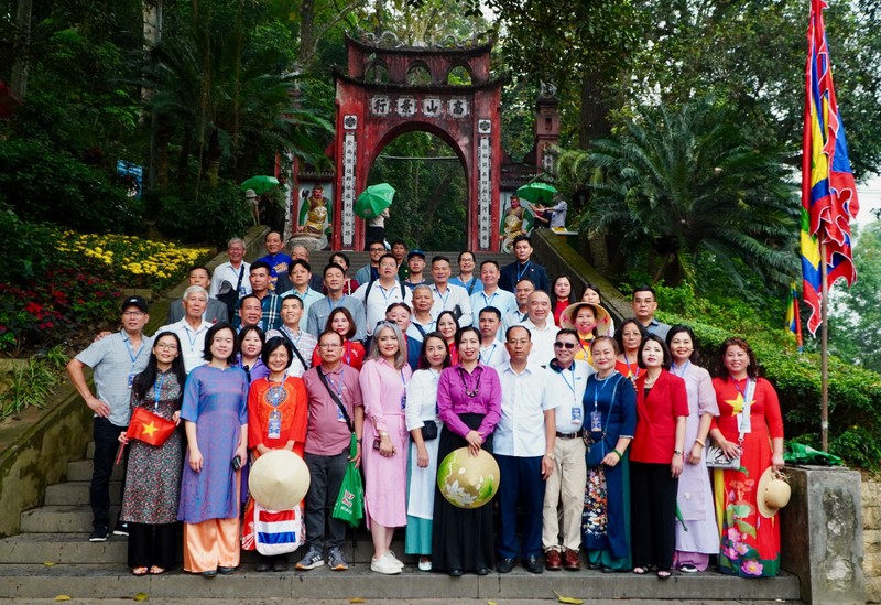 旅居世界20多个国家的越侨代表团回国向雄王敬香。