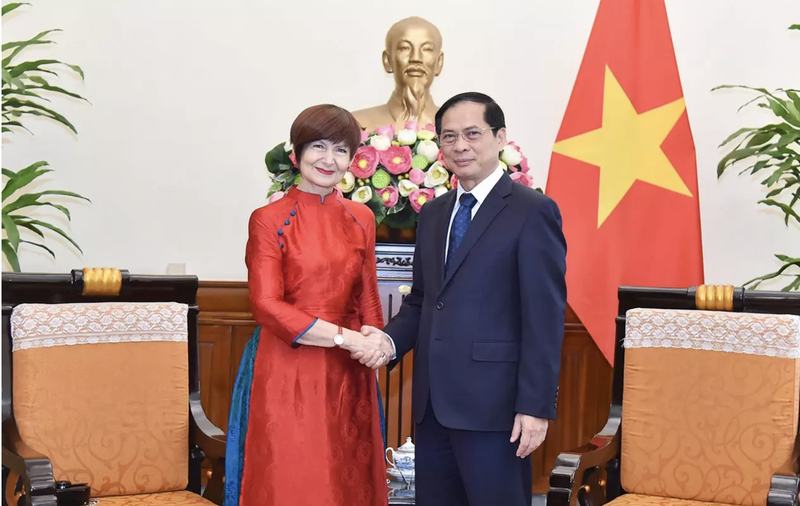 越南外交部长裴青山和联合国教科文组织大会主席西蒙娜-米雷拉·米库列斯库。（图片来源：国际报）