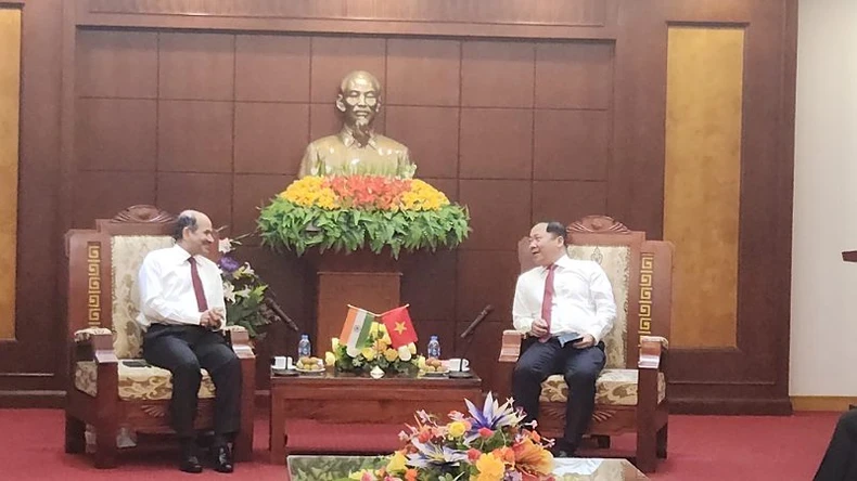 和平省委书记阮飞龙和印度驻越南大使桑迪普·阿里亚大使。