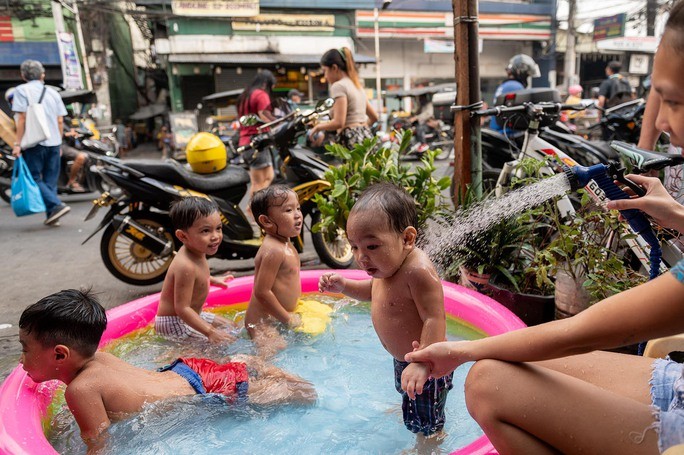 东南亚许多国家正在遭受超过40摄氏度的异常热浪。
