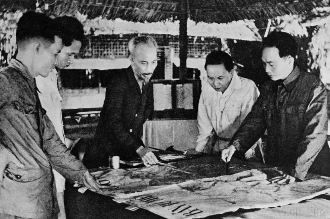 1953年底，在越北，胡志明主席和党领导人决定开启奠边府战役。（图片来源：越通社）