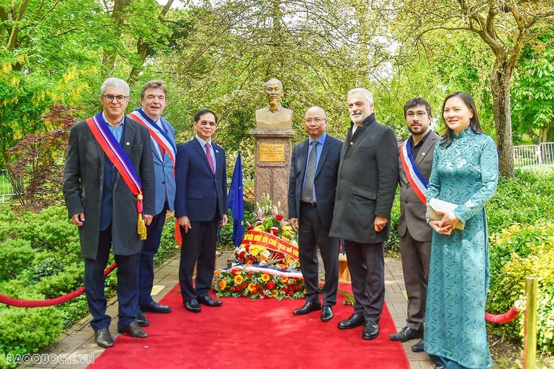 越南外交部部长裴青山前往蒙特勒伊市蒙特勒公园，向胡伯伯塑像献花。（图片来源：国际报）
