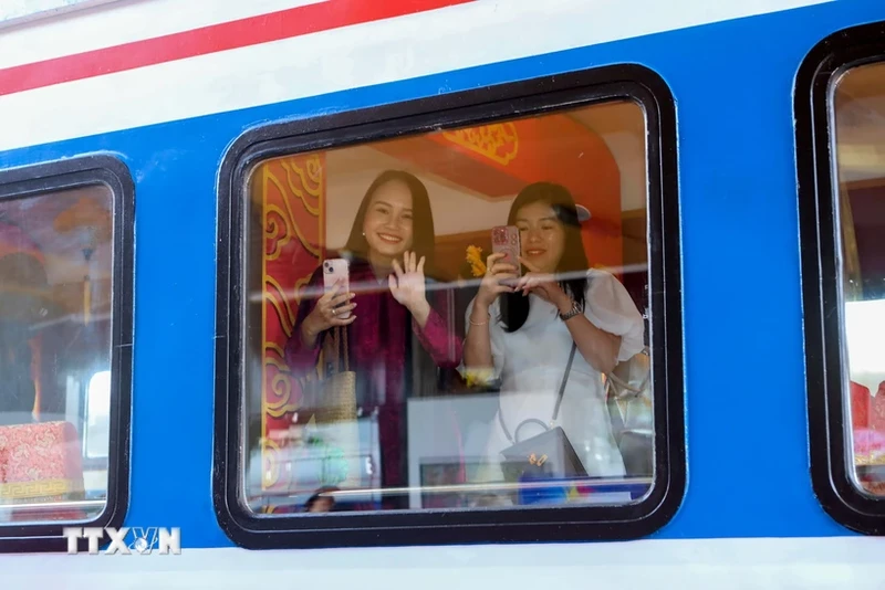 乘坐“连接中部遗产”的顺化—岘港旅游专列的乘客。（图片来源：越通社）