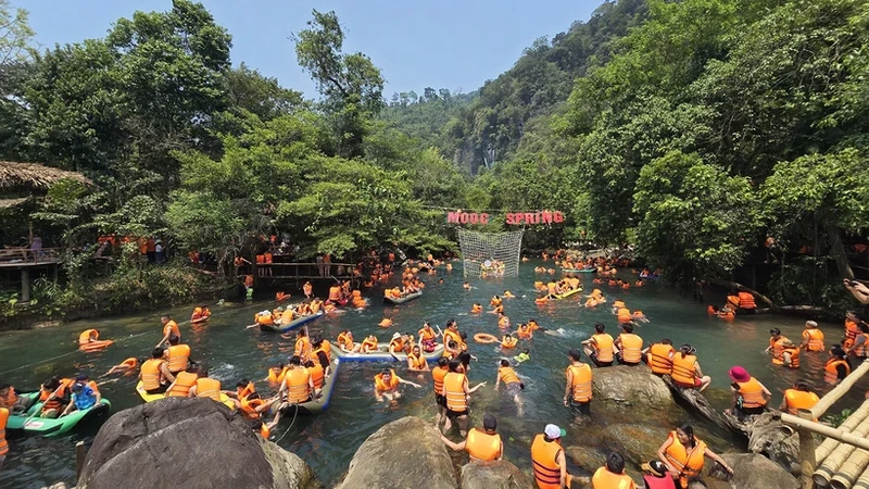 4.30和五一劳动节假期，广平省沫水溪吸引大量游客前来旅游。（图片来源：baoquangbinh.vn）