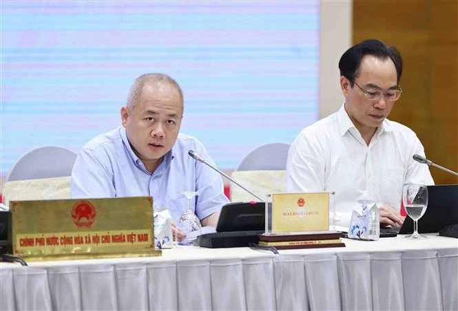 越南计划投资部副部长杜诚忠回答记者提问。