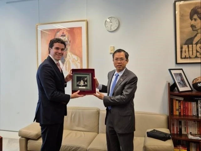 越南驻澳大利亚大使范雄心和澳大利亚外交及贸易部助理部长蒂姆·瓦茨。（图片来源：越通社）