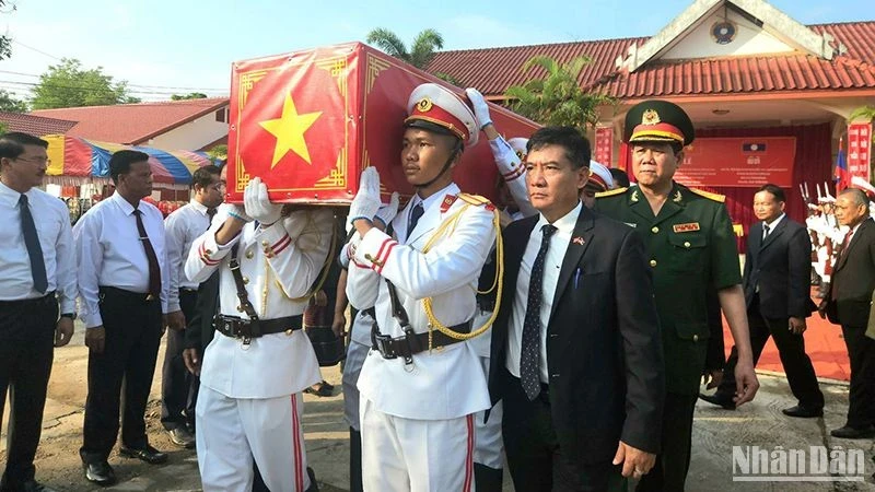 在老挝牺牲的越南志愿军烈士遗骸归国。