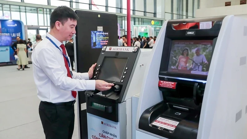 新技术自动柜员机允许使用芯片公民身份证进行取款交易。