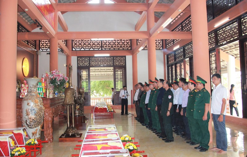 为在柬埔寨牺牲的烈士遗骸举行追悼会及安葬仪式。