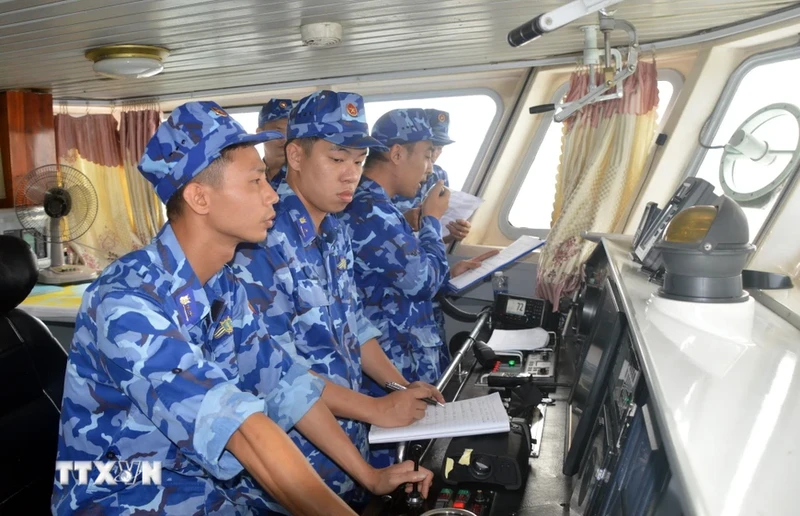 越南海警与中国海警通电话。（图片来源：越通社）