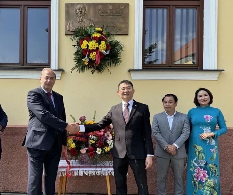 越南驻斯洛伐克大使馆举行胡志明主席诞辰134周年纪念活动。（图片来源：VOV）