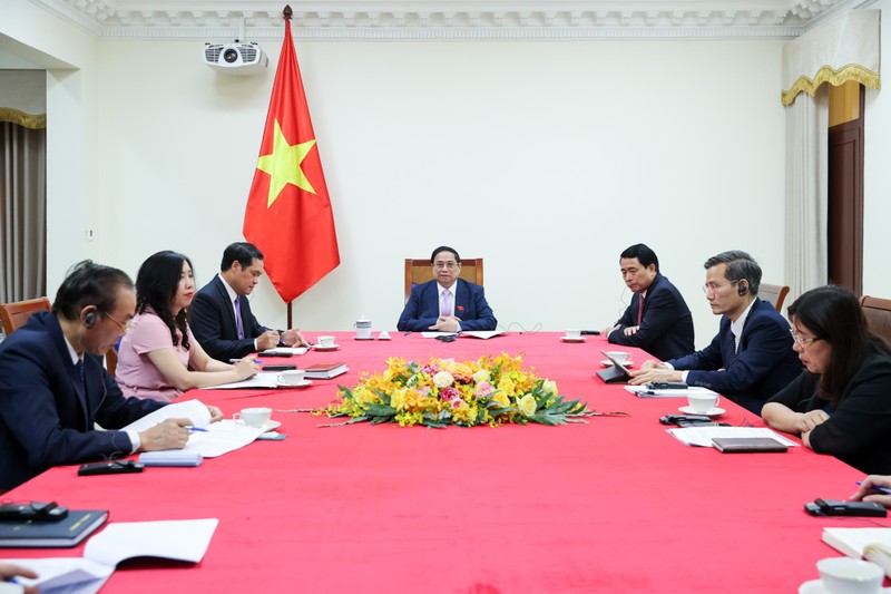 越南政府总理范明正与荷兰首相马克·吕特通电话。（图片来源：VGP）