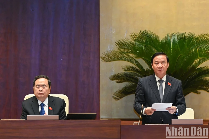 越南国会副主席阮克定引导会议。