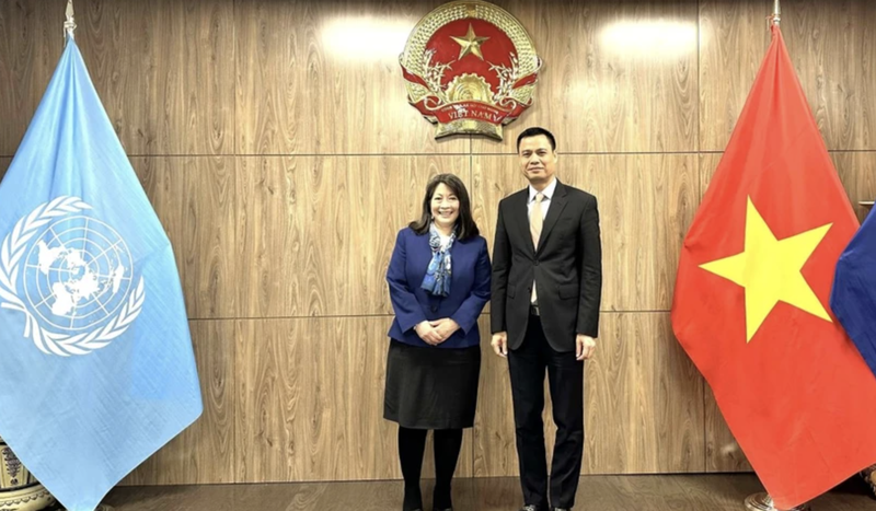 越南常驻联合国代表团团长邓黄江大使和联合国儿童基金会公共伙伴关系司司长琼·库努吉。（图片来源：越通社）