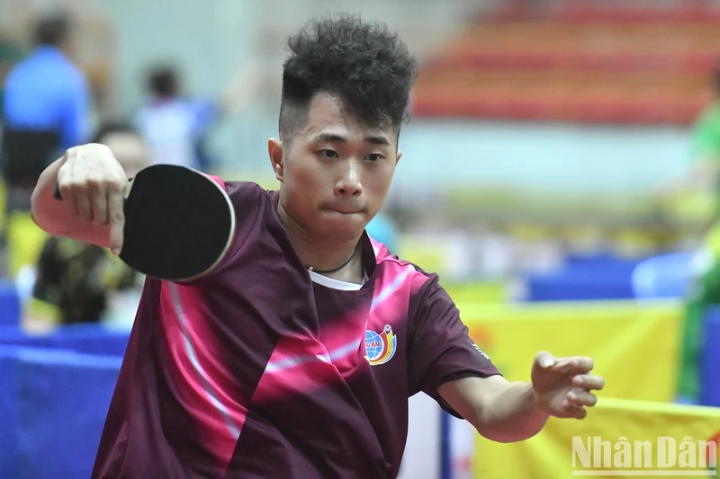 海阳乒乓球队的耀眼明星——第31届东运会乒乓球金牌得主阮德遵参加男子团体比赛。