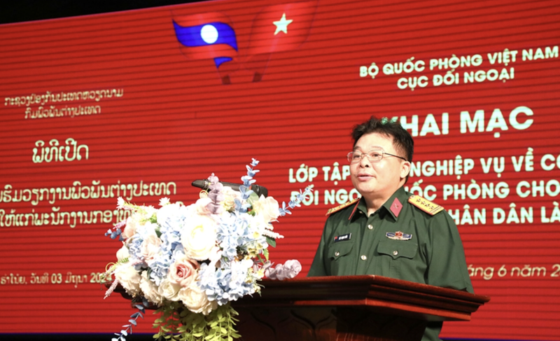 越南国防部外事局副局长裴仲孝大校在开班仪式上发表讲话（图片来源：人民军队报）