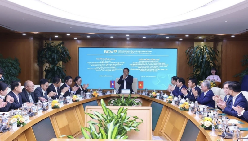 老挝人民革命党中央检查委员会高级代表团造访越南投资发展股份商业银行。