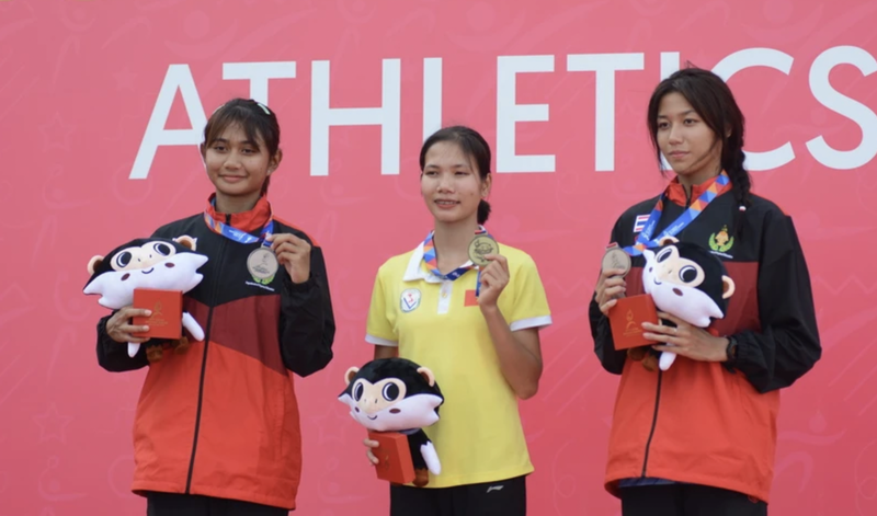 越南田径运动员黎氏雪梅（中）在女子400米比赛中获得金牌。