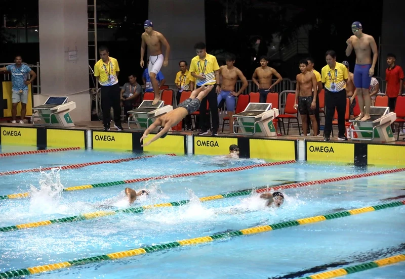 各国运动员在4x200米自由泳赛项上开展角逐。