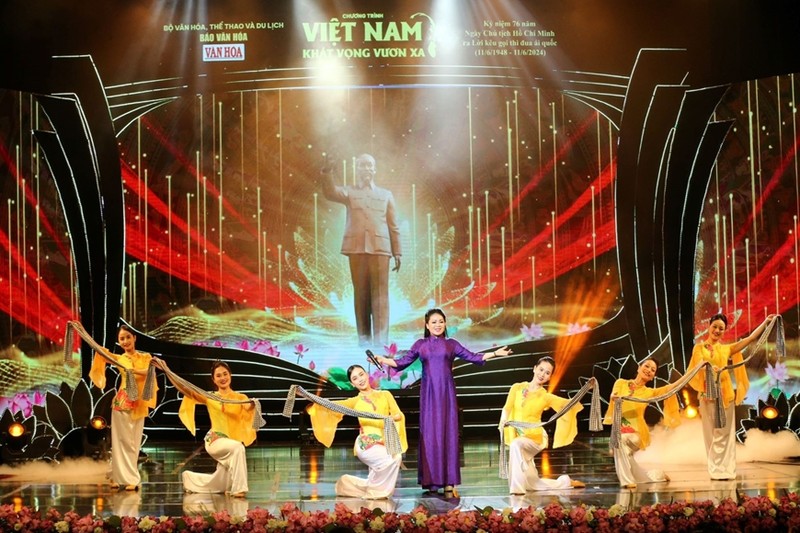 “越南——向远而行之渴望”的特殊文艺演出于6月5日晚在河内大剧院举行。
