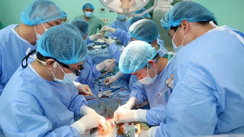 顺化中央医院医生进行器官移植手术。